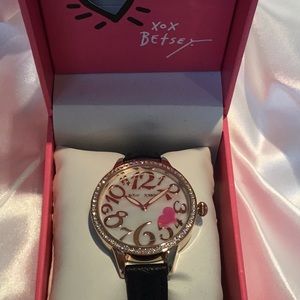 BETSEY JOHNSON BEJEWELED HEART 💖 🌹 GOLD WATCH